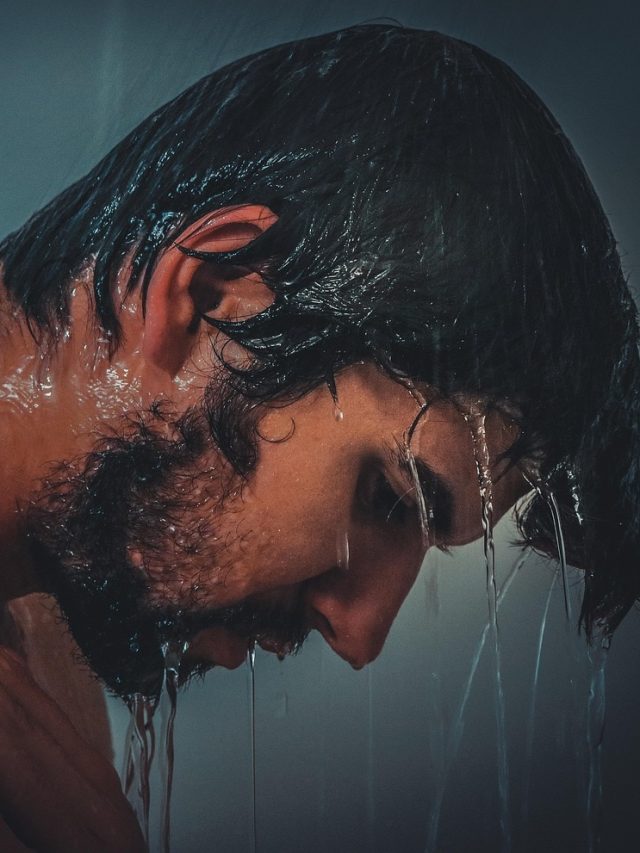 नहाने के बाद भूलकर भी न करें ये 4 गलतियां, कभी साथ नहीं देगा भाग्य