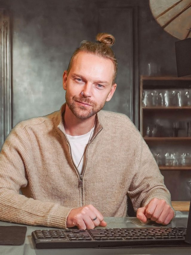 1000 करोड़ से भी ज्यादा का पैकेज दे रही टेक कंपनी, जानें कैसे बन सकते हैं AI रिसर्चर