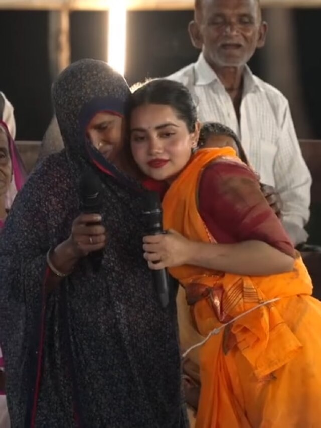 न शौचालय-न सेफ्टी, डर में जी रहीं गांव की महिलाएं, बदहाली देख कांप उठीं उर्फी की बहन