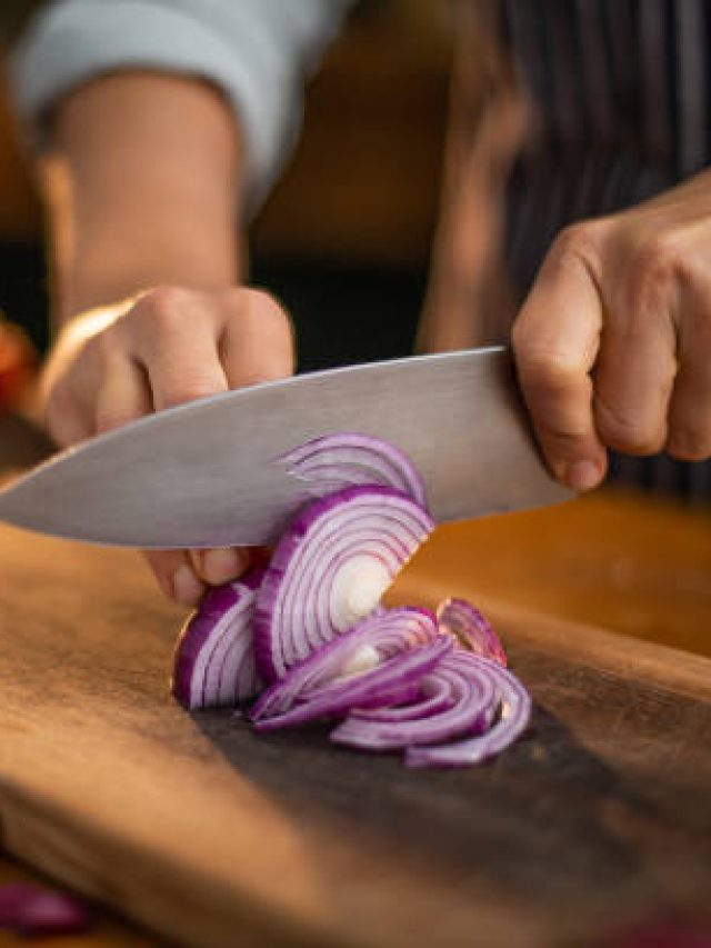 পেঁয়াজ কাটার সময় চোখ থেকে জল গড়ানো আটকাবেন কীভাবে?