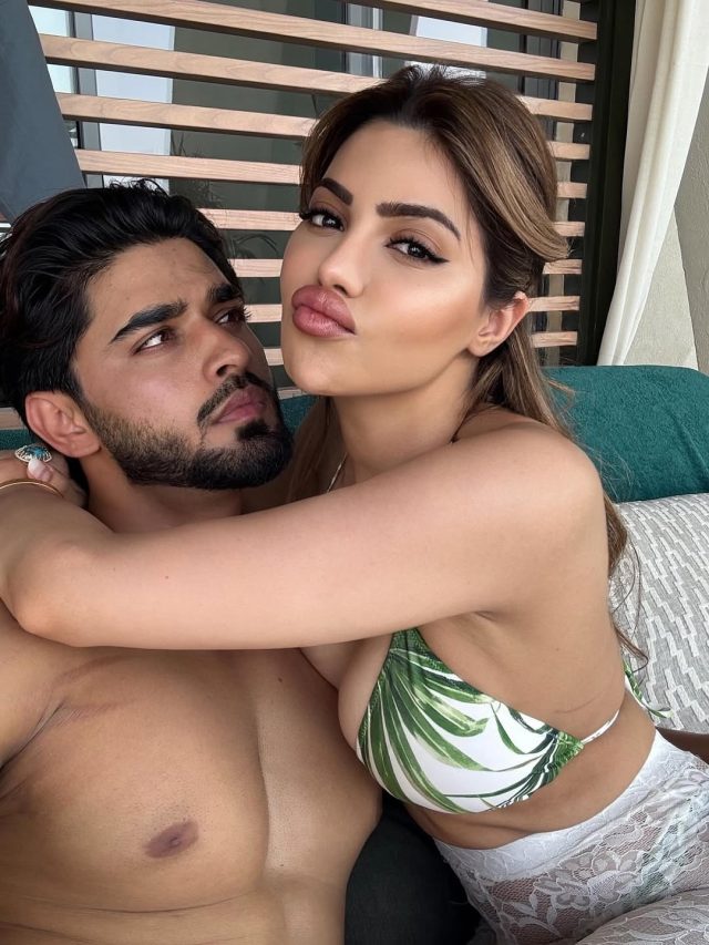 बॉयफ्रेंड की बाहों में एक्ट्रेस, बर्थडे पर हुई रोमांटिक-पहनी बिकिनी, लोग बोले- हनीमून पर...