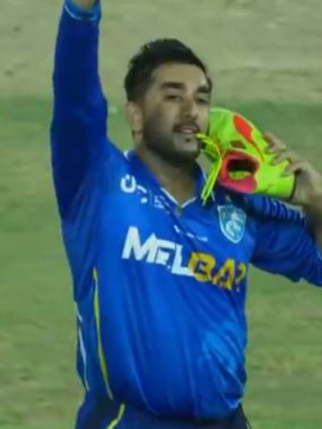 जूता निकाला और लगाया कॉल... अफ्रीकी क्रिकेटर का यूनिक सेलिब्रेशन, VIDEO