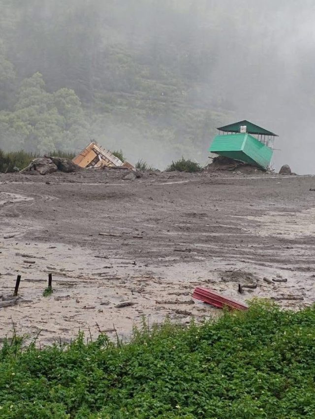 धराली के पहाड़ों से आया सैलाब, पलभर में तबाह हो गए दर्जनों घर, देखें Video