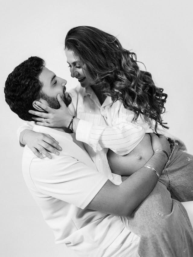 मेटरनिटी फोटोशूट में रोमांटिक हुई एक्ट्रेस, पति की बांहों में दिए 'कोजी' पोज, थामा बेबी बंप