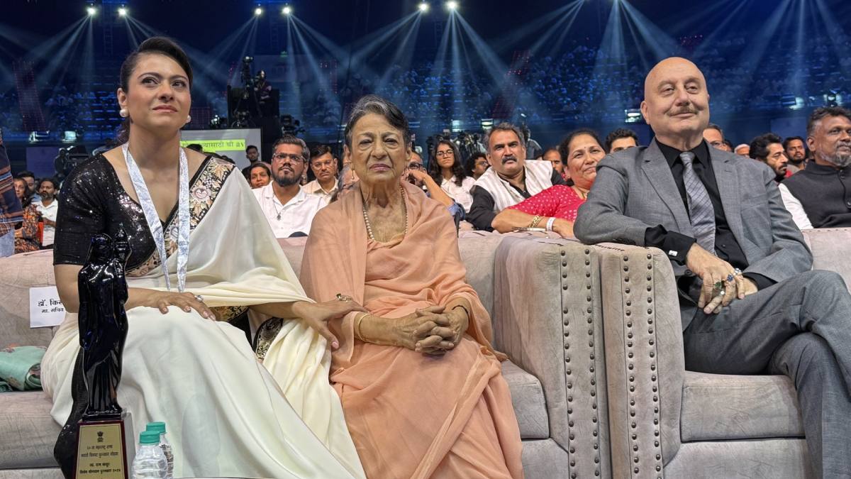 इवेंट में बजा बेटी का गाना, सुनकर 80 साल की तनुजा ने बजाई सीटी, देखते रहे अनुपम