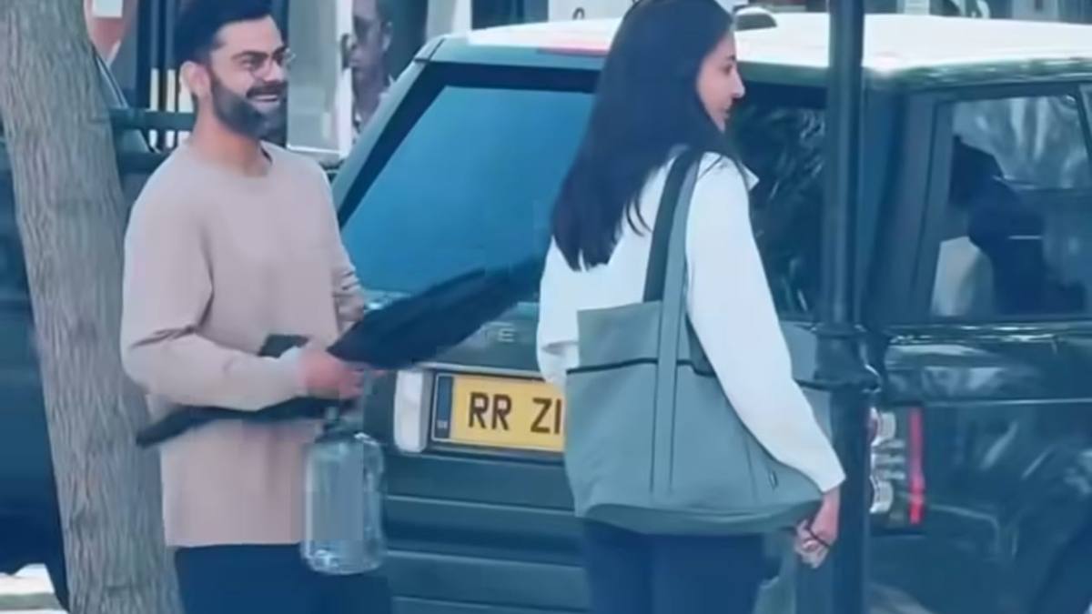 हाथ में काला छाता और पानी की बोतल, लंदन की सड़कों पर ऐसे घूम रहे विराट-अनुष्का, VIDEO
