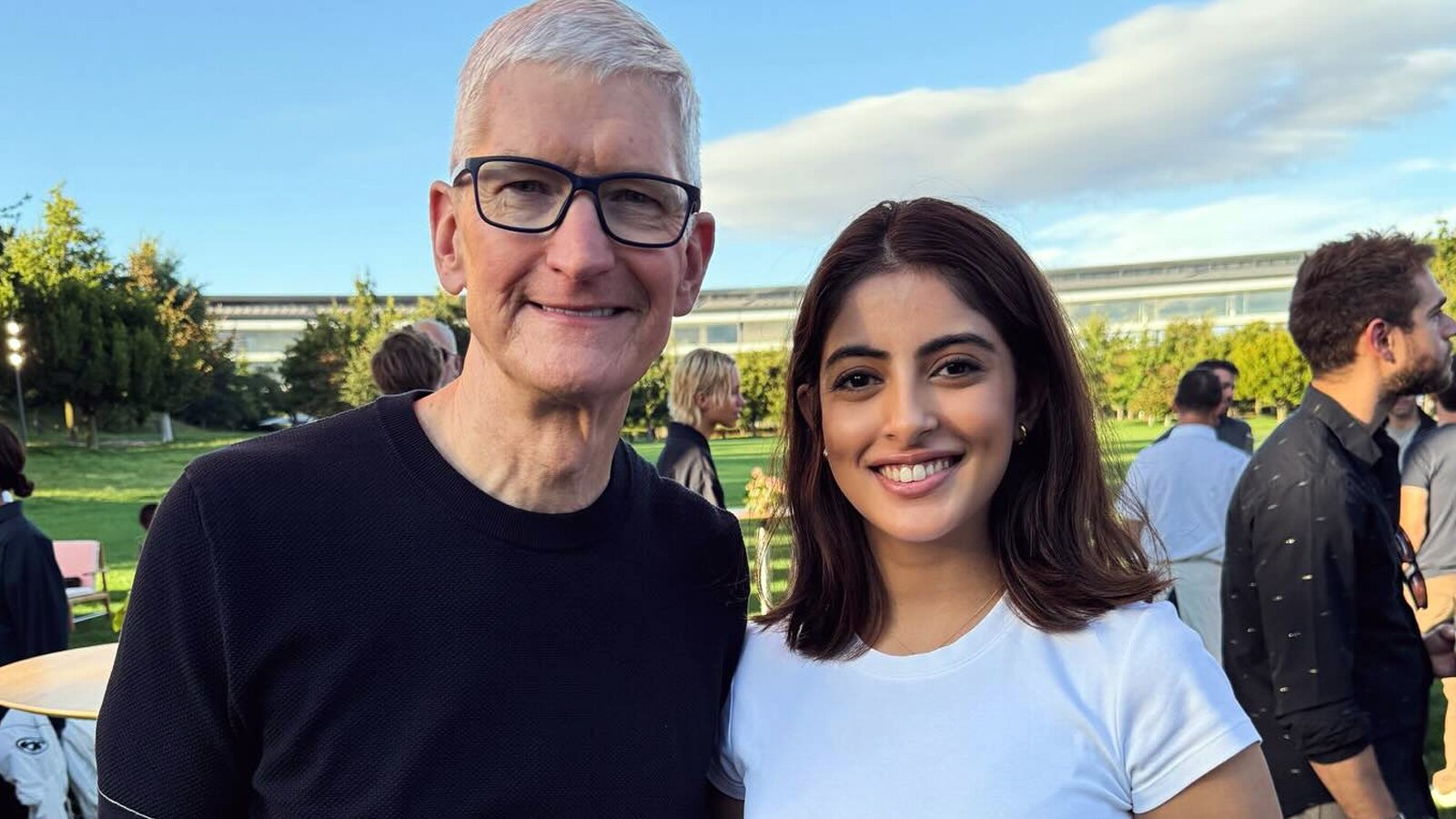 एपल के CEO टिम कुक से मिली अमिताभ की नातिन नव्या, मां श्वेता बच्चन ने किया रिएक्ट
