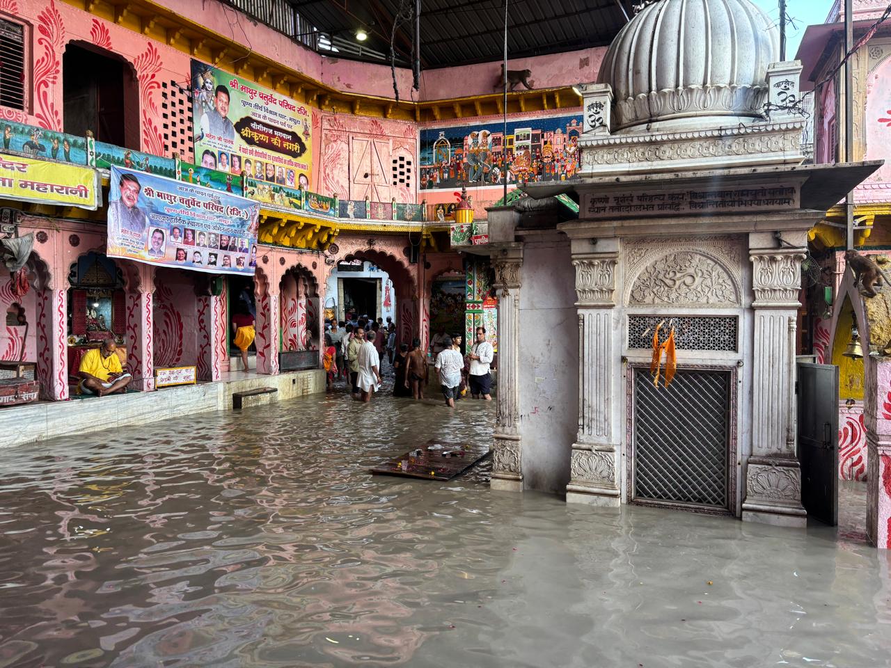 मंदिर-मकान-सड़कें सब पानी-पानी, कान्हा की नगरी मथुरा में यमुना की बाढ़, VIDEO