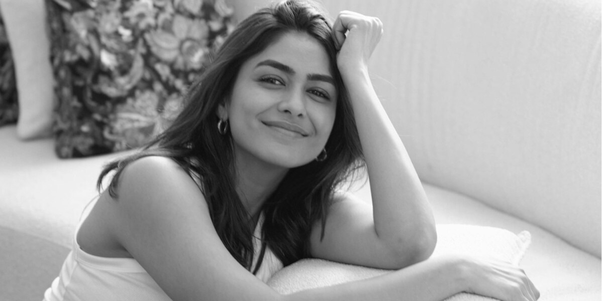 बुढ़ापा रहेगा दूर! सोने से पहले मृणाल ठाकुर की तरह फेस पर लगाएं ये तेल