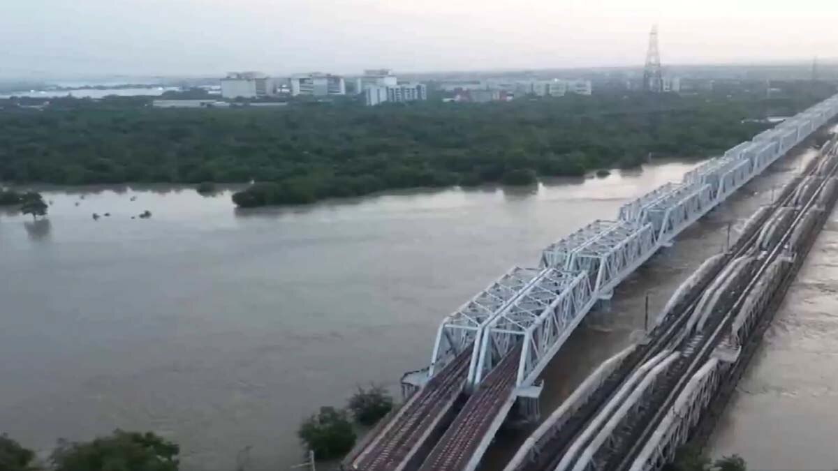 दिल्ली में बाढ़, ड्रोन वीडियो में देखिए यमुना का रौद्र रूप