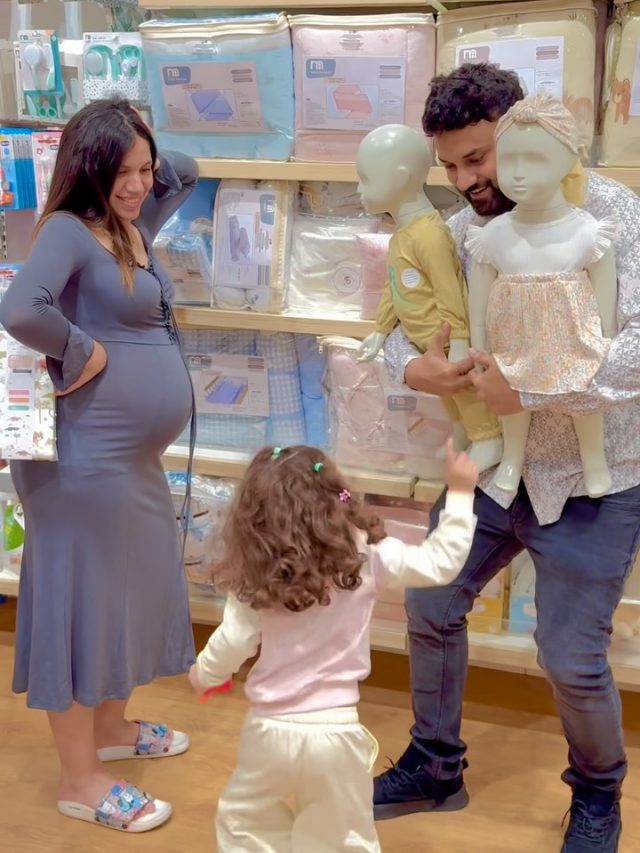 दूसरी बार पिता बनेगा यूट्यूबर, नन्हे मेहमान के लिए खरीदे कपड़े, खुश हुई प्रेग्नेंट पत्नी