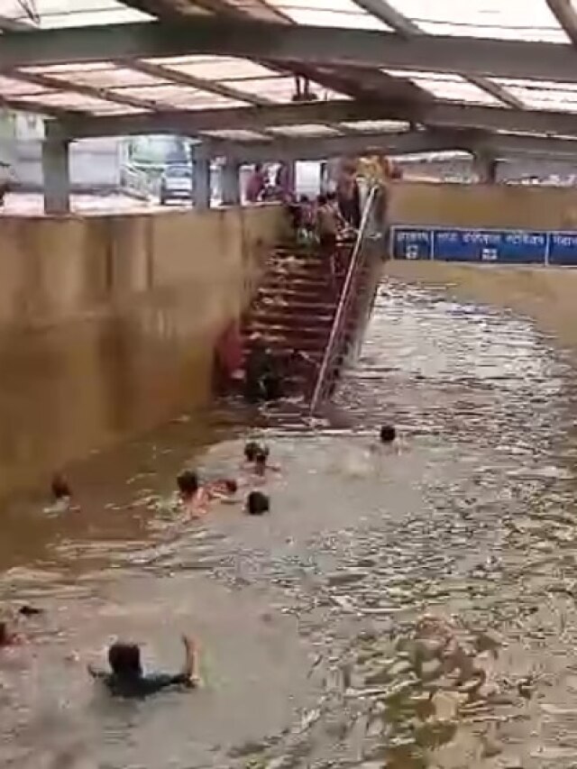 गुरुग्राम: अंडरपास में भरे बरसाती पानी से बच्चों की जान को खतरा! देखें VIDEO