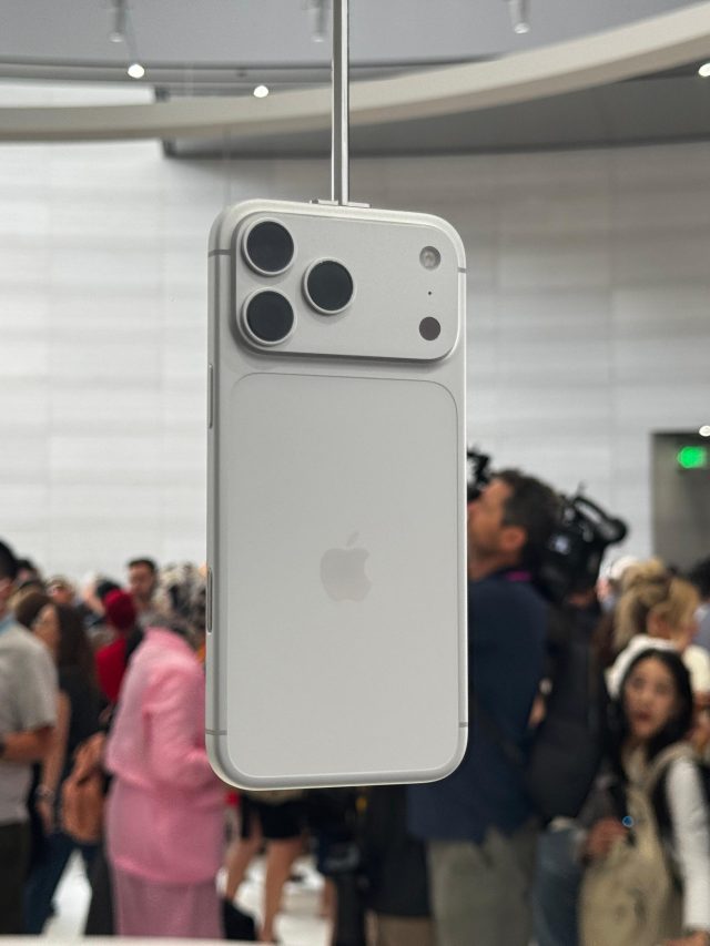 वायरल हुआ जुगाड़, iPhone 12 Pro को बना दिया iPhone 17 Pro Max!