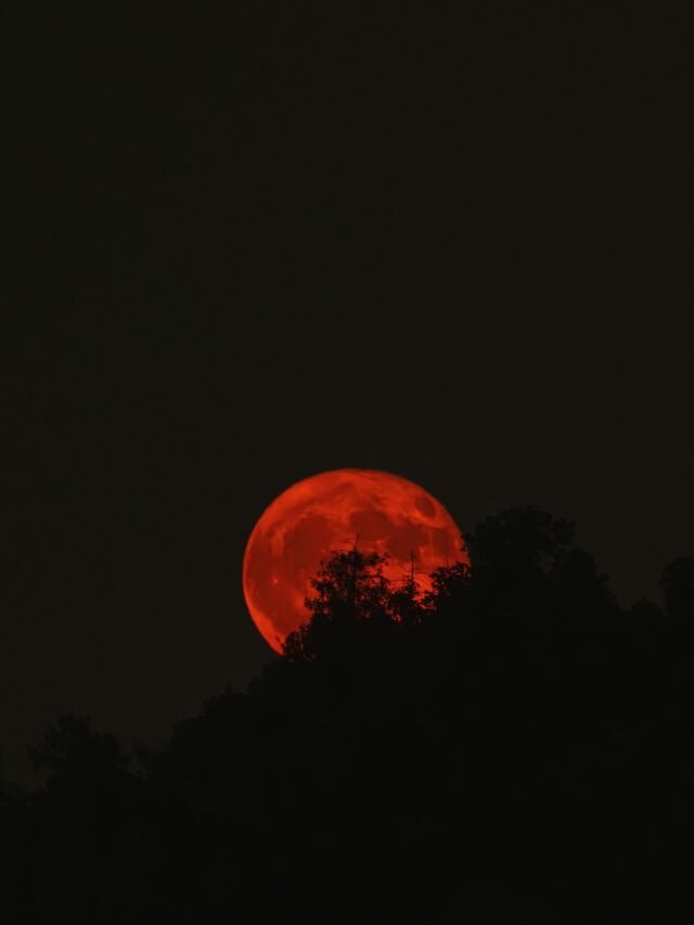 क्या सचमुच चंद्रग्रहण के बाद नहाना जरूरी है? जानें साइंस की राय