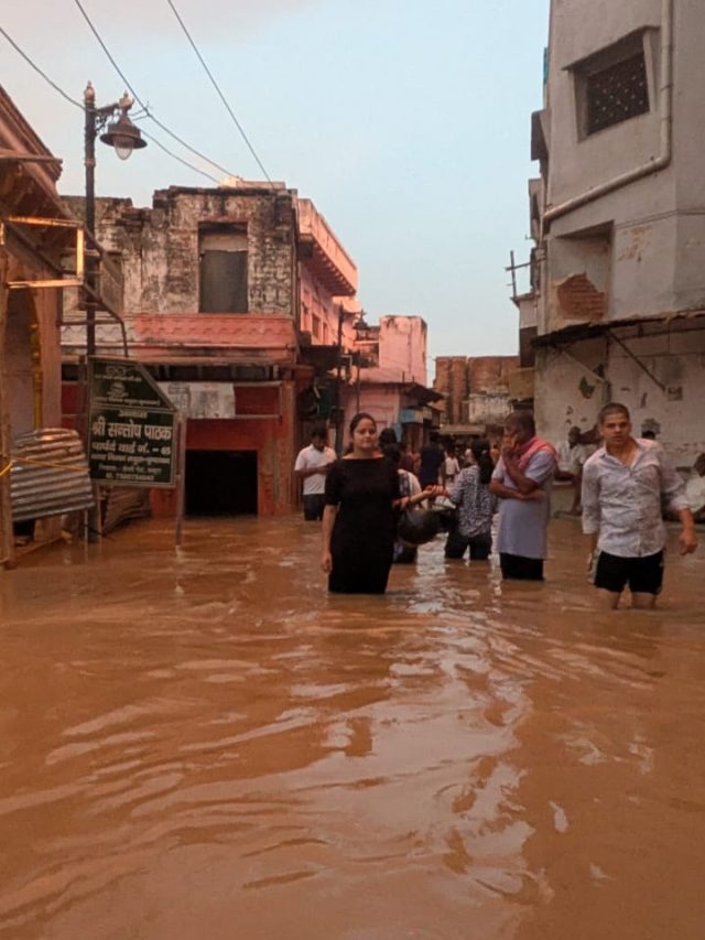 बाढ़ में दर्शन के लिए जाते भक्त, डूबे घर... मथुरा की गलियों की तस्वीरें-Video