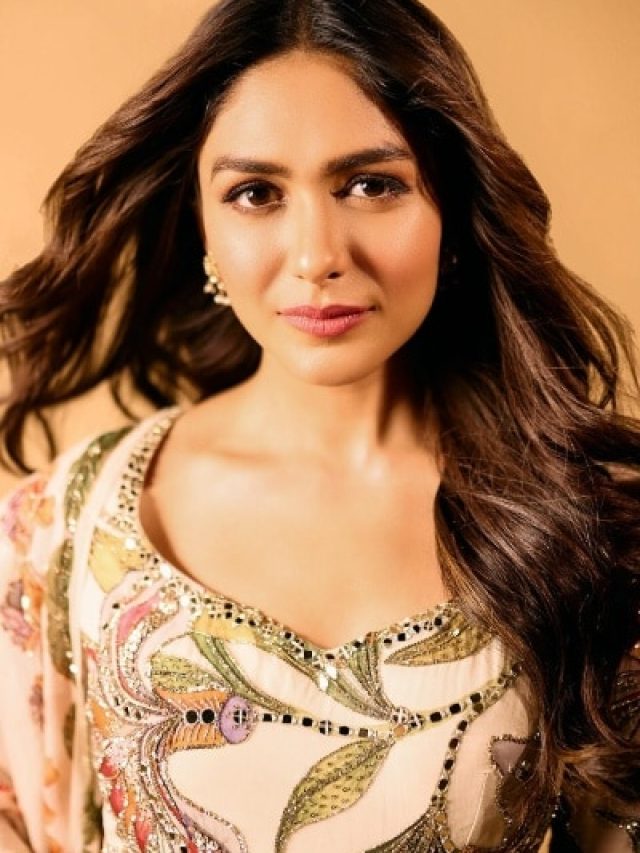 बुढ़ापा रहेगा दूर! सोने से पहले मृणाल ठाकुर की तरह फेस पर लगाएं ये तेल