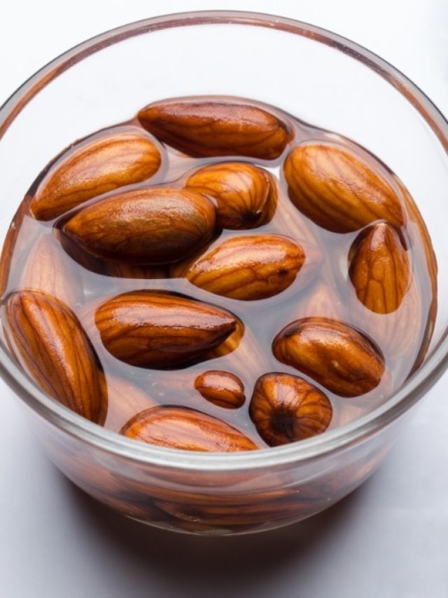 रोजाना पानी में भिगोकर खाएं ये ड्राई फ्रूट, बुढ़ापे के निशान होने लगेंगे दूर