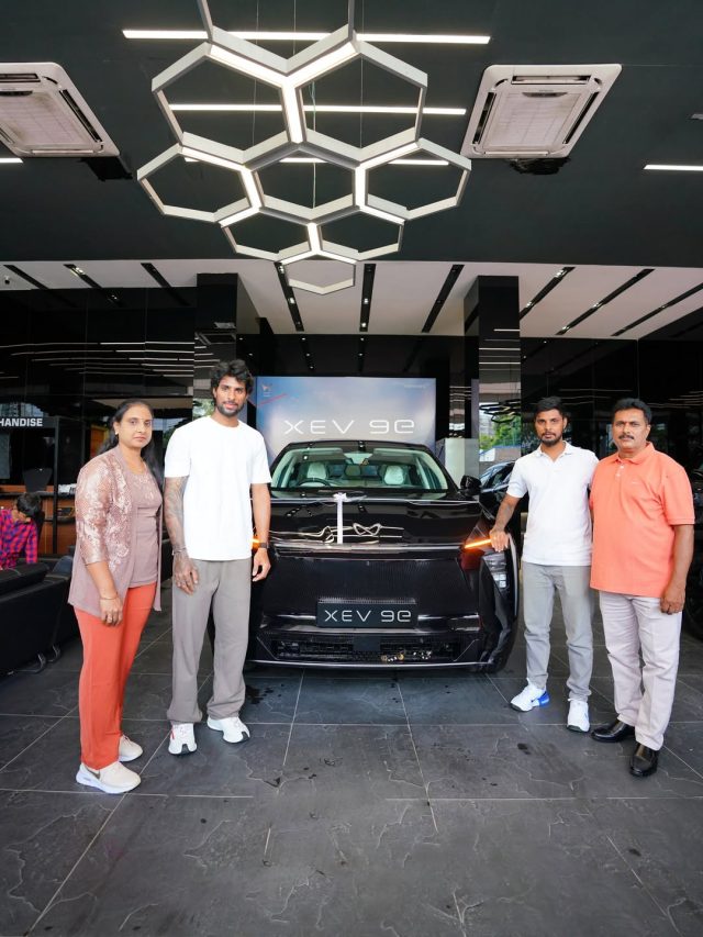 कुछ दिन पहले पिता को गिफ्ट की EV, इन कारों से चलते है Tilak Varma