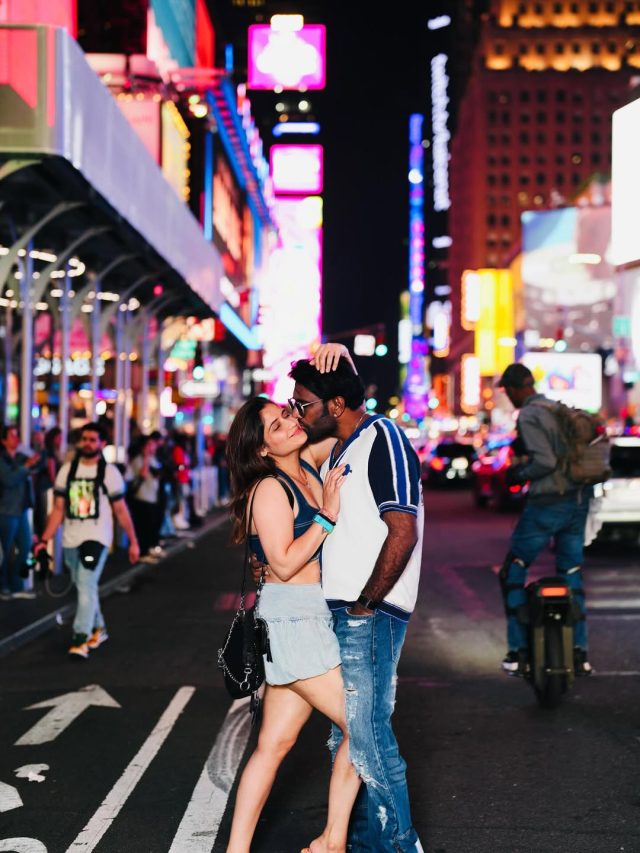 पति की बांहों में रोमांटिक हुई गोविंदा की भांजी, बीच सड़क पर दीपक ने किया Kiss, Photos