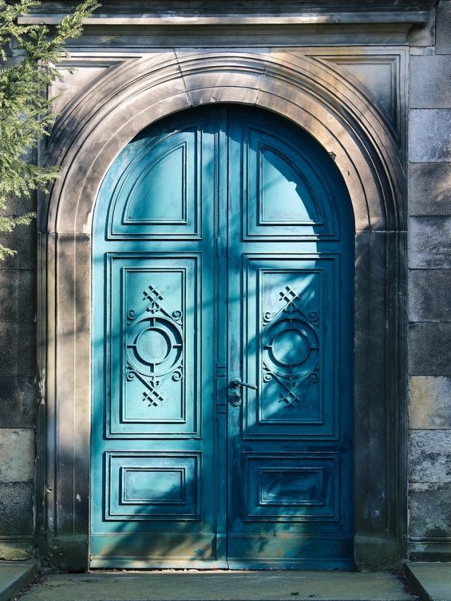 घर के मुख्य द्वार पर भूलकर भी न लगाएं ये पौधे, बढ़ जाएगी गरीबी