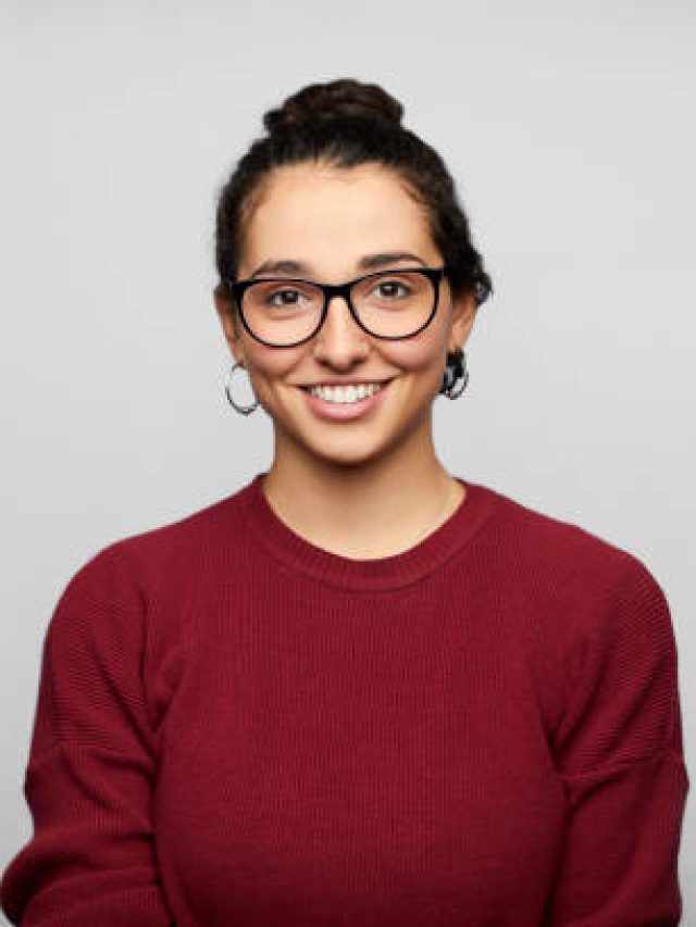 आंख पर चढ़े मोटे चश्मे से हैं परेशान, नजरें तेज करने के लिए खाएं ये चीजें