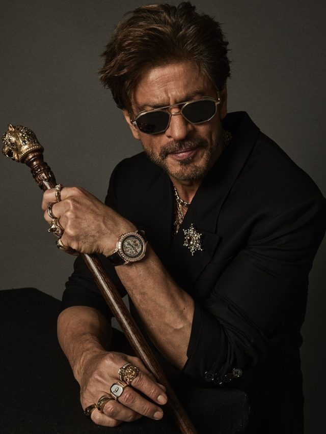 कभी पहली सैलेरी के लिए थिएटर्स के बाहर टिकट बेचते थे शाहरुख, आज है अरबों के मालिक