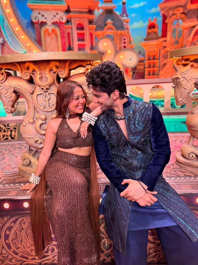 करोड़पति सिंगर का दीवाना हुआ हीरो, जमीन पर लेटकर किया डांस, Video