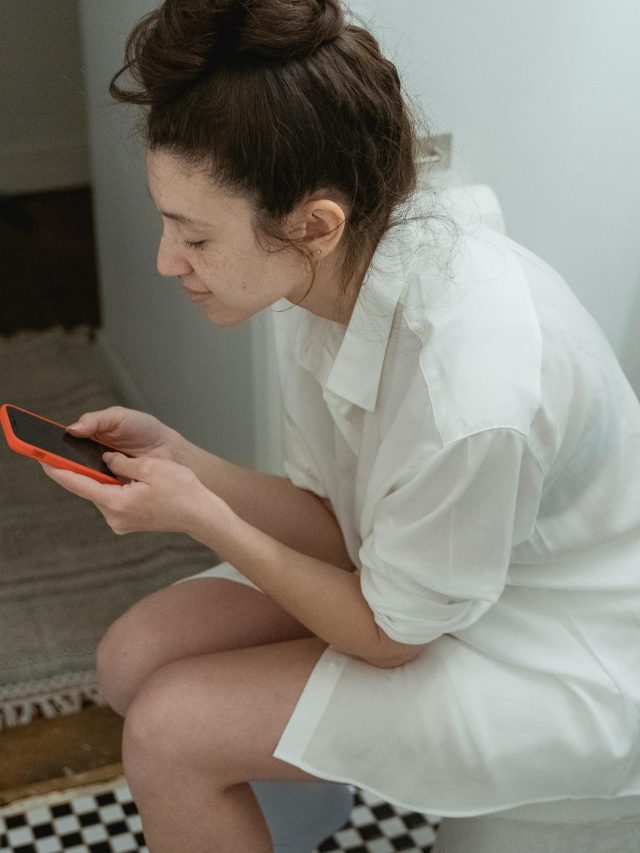 टॉयलेट में फोन इस्तेमाल करने से बढ़ सकता है बवासीर का खतरा! ये गलतियां करने से बचें