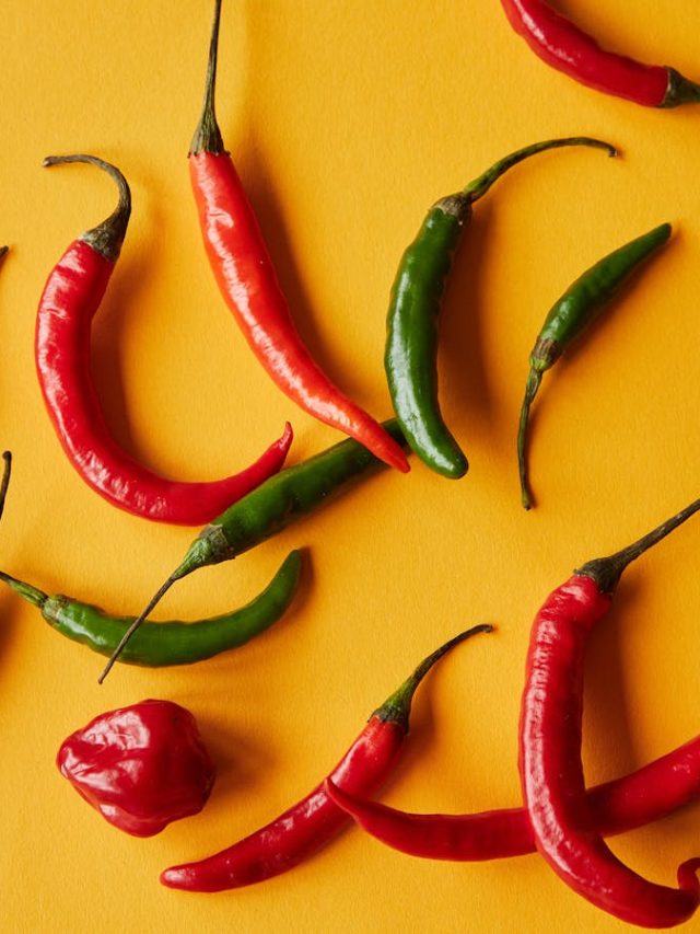 हरी मिर्च काटने के बाद हाथों में होती है जलन? अपनाएं ये घरेलू उपाय