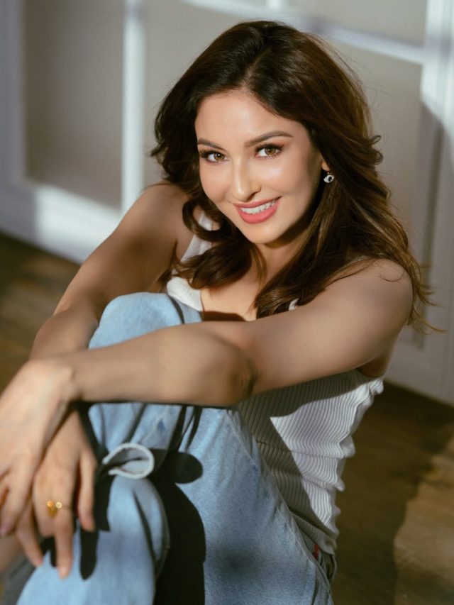 40 की उम्र में भी बला की खूबसूरत 'भाबीजी घर पर है' की गोरी मैम, 5 साल से कहां गायब?