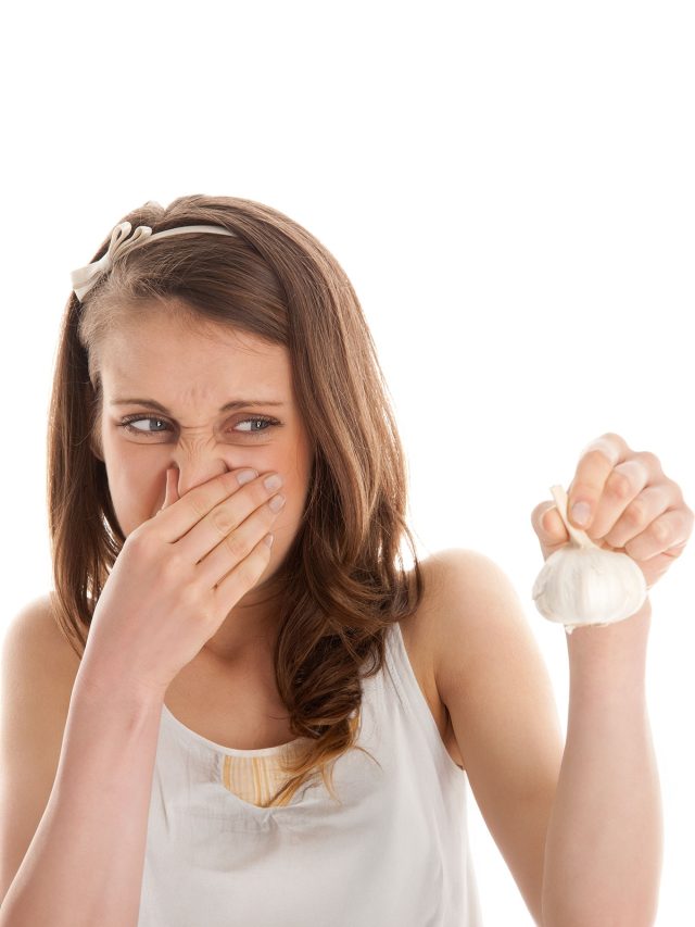 Forget soap—this kitchen hack erases garlic stench instantly