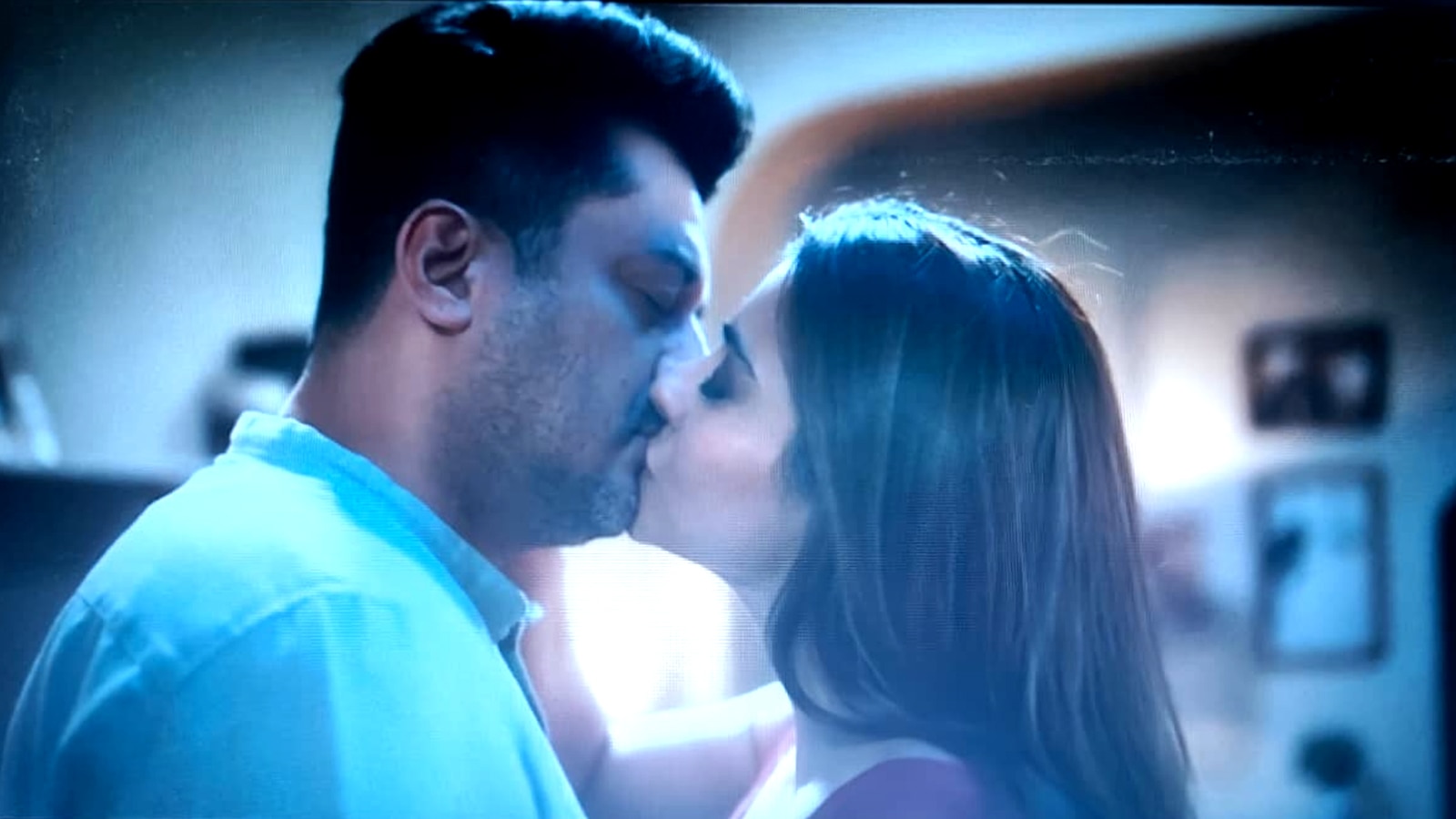 काजोल ने किया ऑनस्क्रीन हसबैंड को Kiss, वायरल हुआ सीन, फिर टूटी नो-किस पॉलिसी