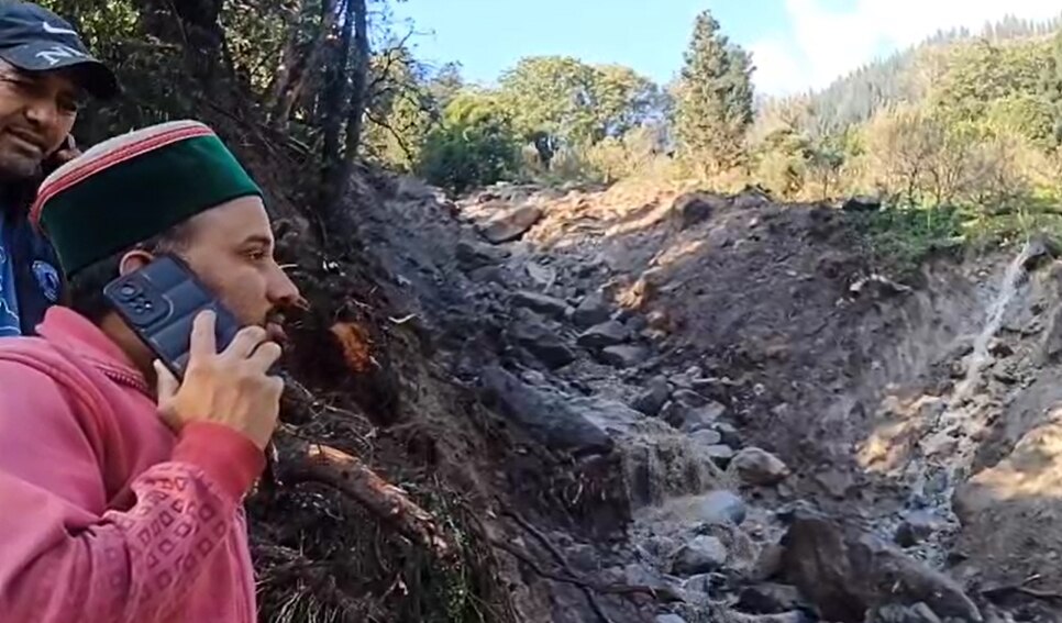 हिमाचल: किन्नौर में बादल फटा, घरों को नुकसान, कई गाड़ियां बह गईं