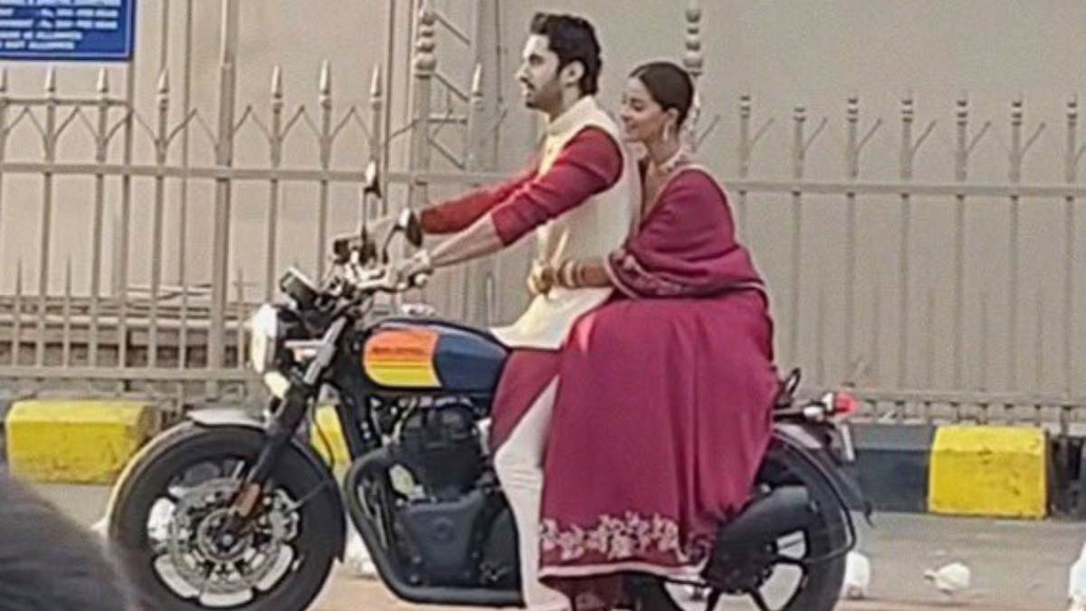 लक्ष्य को पकड़कर बाइक पर बैठीं अनन्या पांडे, देखा हैदराबाद का चारमीनार