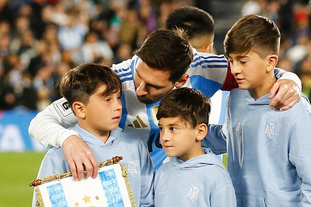 फेयरवेल मैच में रोने लगे मेसी, साथी खिलाड़ी भी हुए इमोशनल, VIDEO