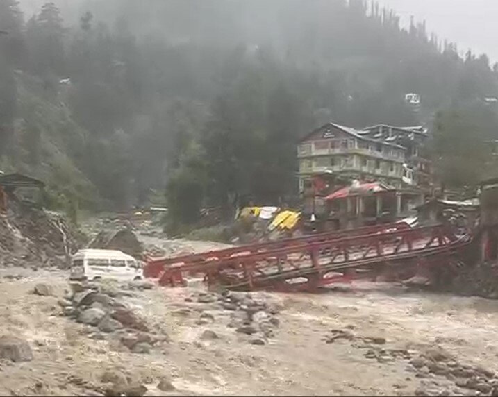 मनाली: पानी के तेज बहाव में टूट गया पुल, फंसी गाड़ियां, देखें ग्राउंड वीडियो