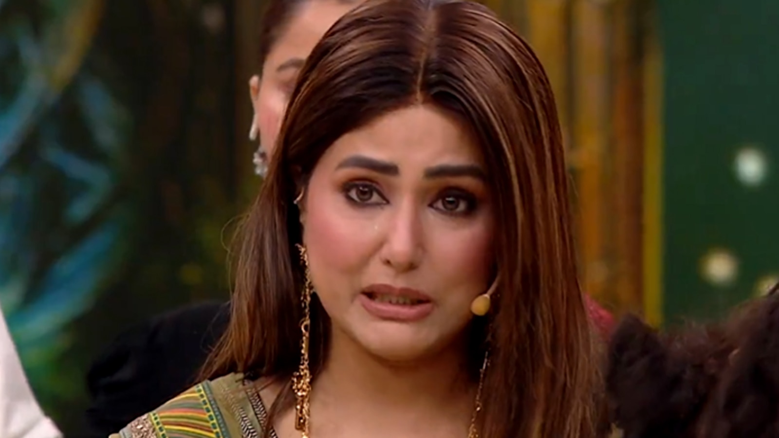 शो में मह‍िला ने काटे बाल, देखकर रो पड़ीं ह‍िना-सोनाली, नहीं भूलीं कैंसर का दर्द