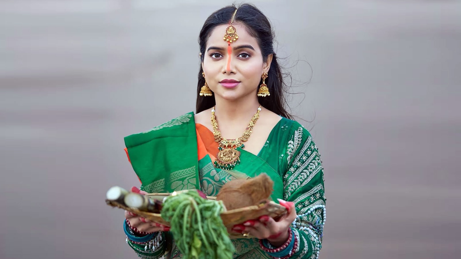 छठ पर दुल्हन की तरह सजीं मनीषा, सूर्य को दिया अर्घ्य, बिहार न जाने पर हुईं इमोशनल