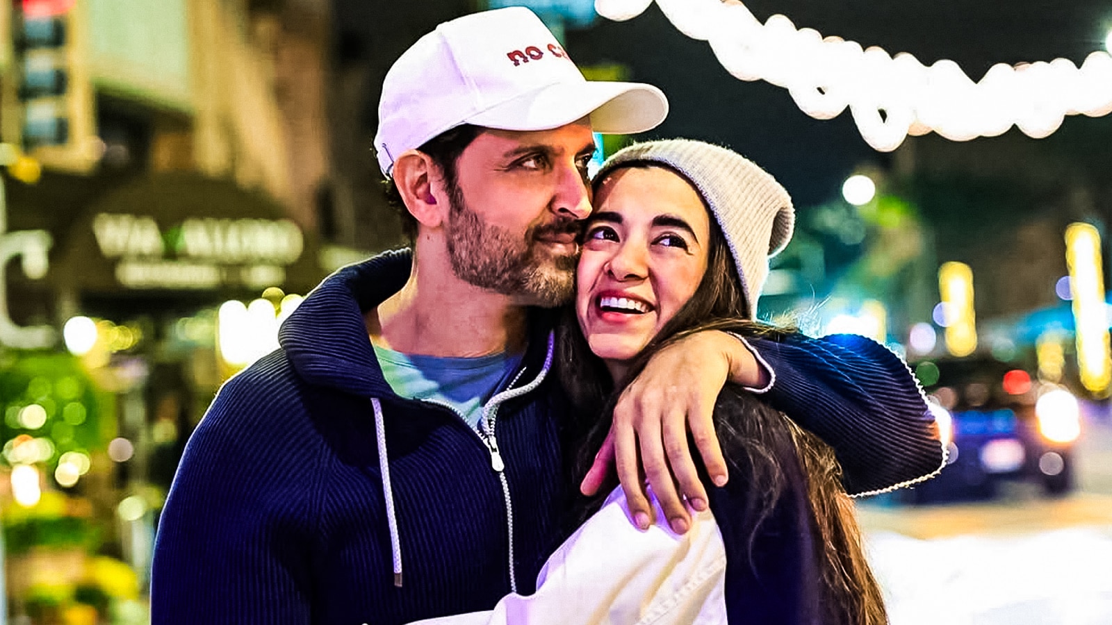 GF को बांहों में लेकर रोमांटिक हुए ऋतिक रोशन, प्यार में डूबे दिखे, फैंस बोले- शादी कर लो
