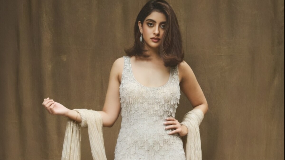 हजारों क्रिस्टल्स से सजे सूट में राजकुमारी लगीं नव्या, अमिताभ की नातिन का रॉयल लुक