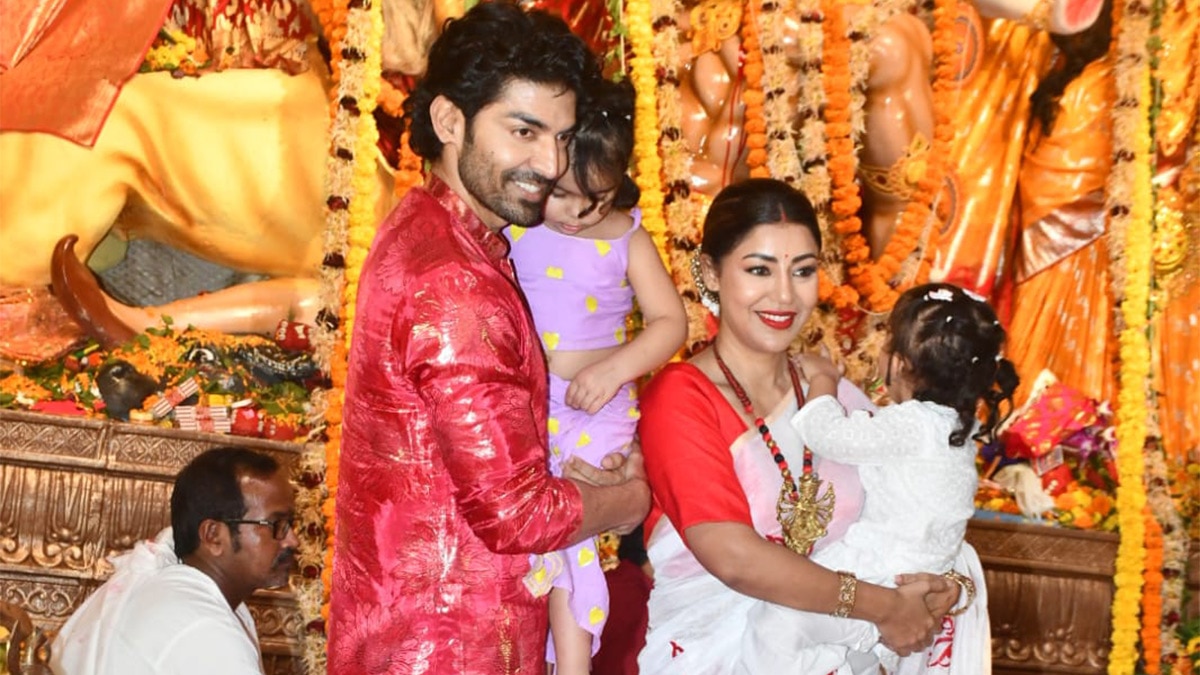 दुर्गा पंडाल में लड़ीं देबीना की बेटियां, देखकर चौंकी रानी मुखर्जी, बच्चियों को संभाला