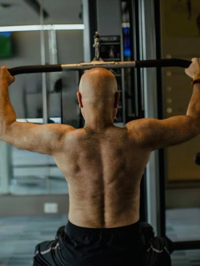 70 साल का मशहूर एक्टर, बनाए बाइसेप्स-शोल्डर्स, शर्टलेस फोटो देख चकराए फैन्स