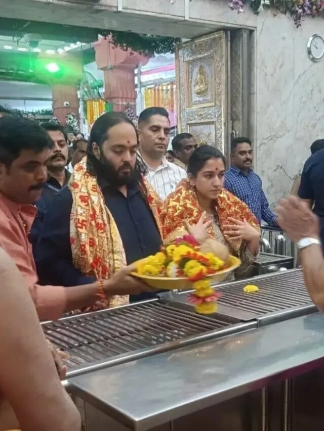 अंबानी की छोटी बहू राधिका पति संग पहुंचीं मंदिर... सादा लुक पर हार जाएंगे दिल, देखें PHOTOS