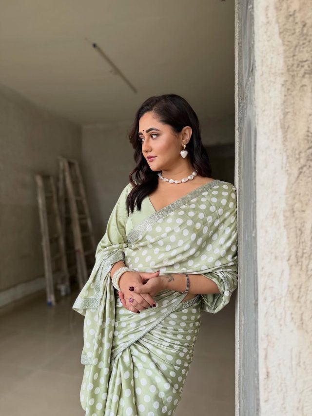 रश्मि देसाई बना रहीं नया 'सपनों का आशियाना'? फोटोज से मिला हिंट, बोलीं- प्यार करो...