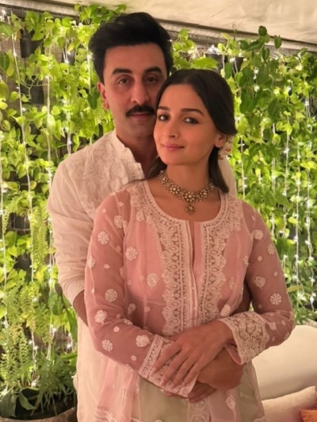 पति रणबीर संग आलिया भट्ट ने मनाई दिवाली, 'लुंगी' पर कुर्ता पहन दिखाया देसी स्टाइल
