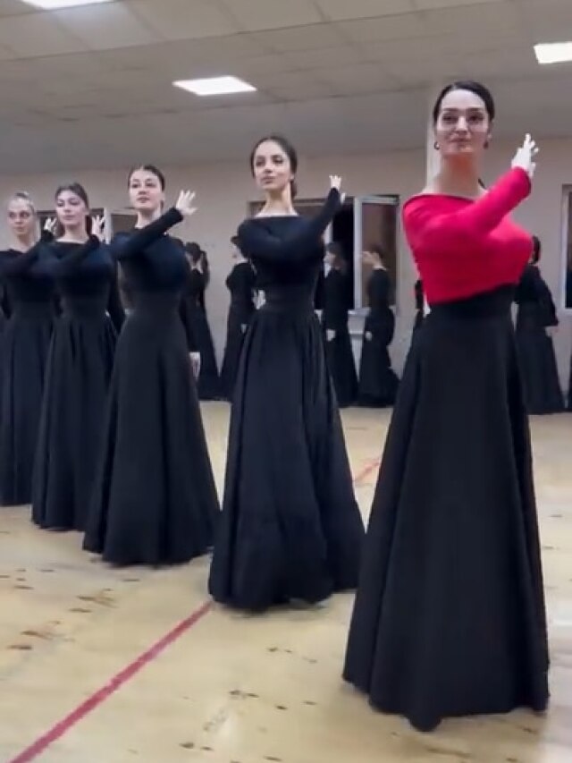 कभी देखा है ऐसा डांस... तैर रही या चल रही हैं, पता नहीं चलेगा