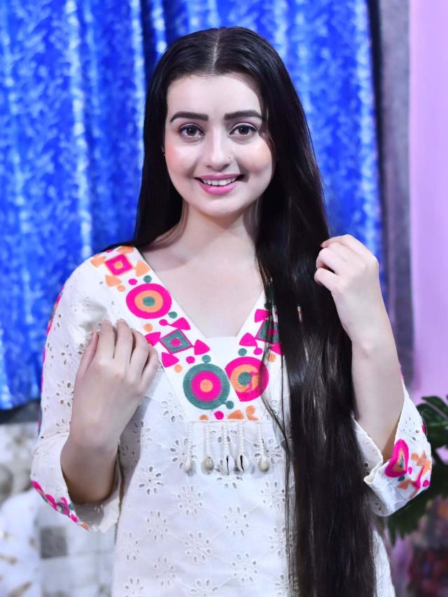 शहर की चकाचौंध छोड़ गांव गई एक्ट्रेस, मां ने उतारी आरती-पहनाई पायल, छुए पैर