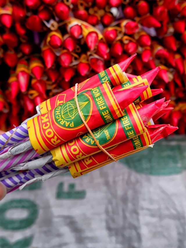 बारूद तो हर पटाखे में है फिर रॉकेट ही क्यों ऊपर भागता है?