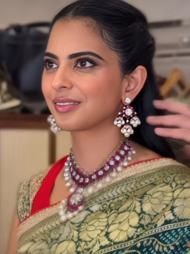 बंधेज साड़ी..रूबी-डायमंड नेकलेस में सजी-धजी दिखीं ईशा अंबानी, कराया मेकअप, VIDEO