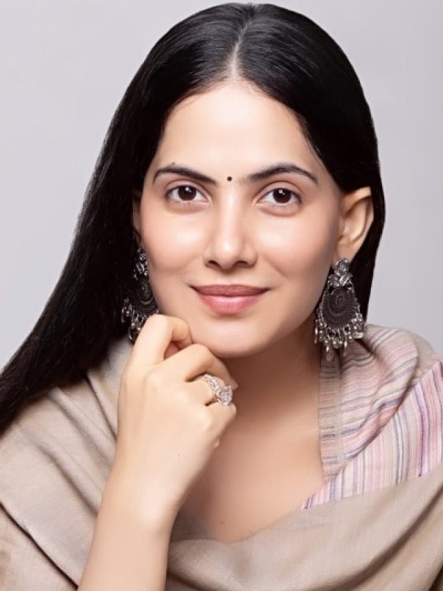 जया किशोरी जैसा चाहिए ग्लोइंग फेस, चेहरे पर लगाएं ये 2 मिनट में बनने वाला स्प्रे